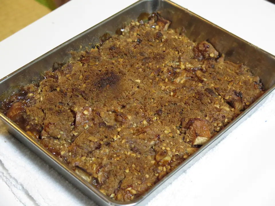 Fuente rectangular de metal para horno con un crumble de manzana recién horneado
