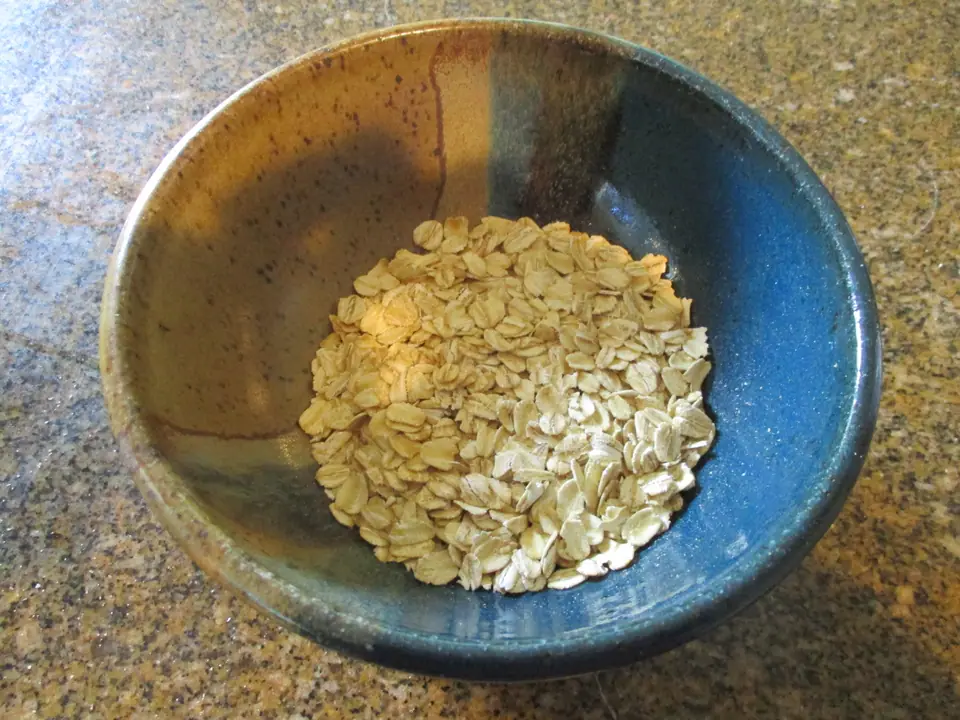 Copos de avena en un bol de cerámica azul