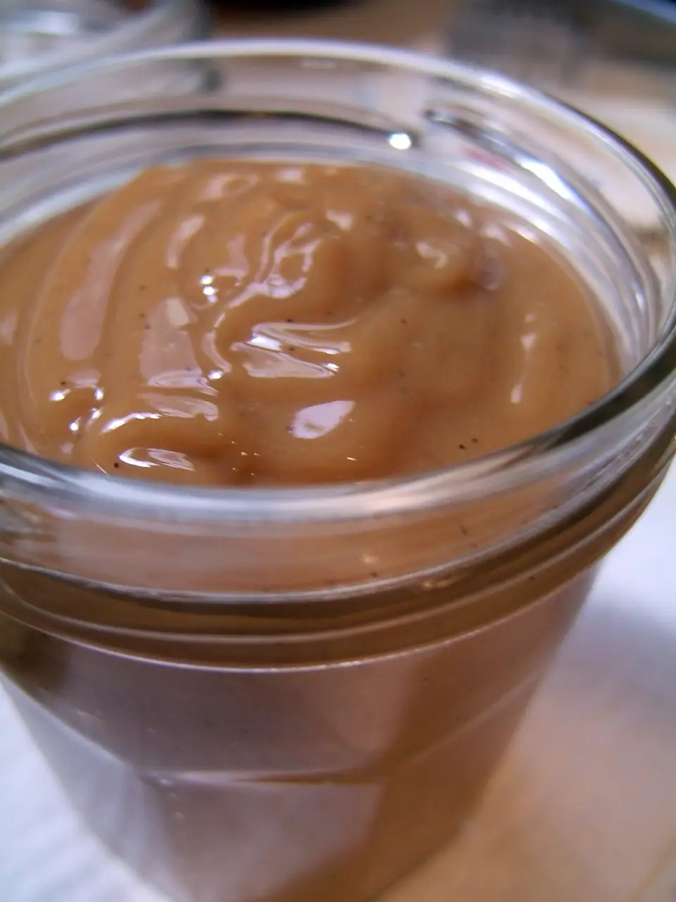 Frasco de vidrio con dulce de leche cremoso