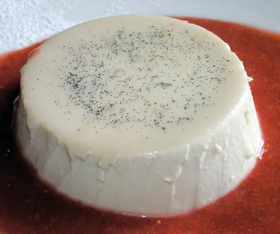Panna cotta desmoldada, un postre que se cuaja con gelatina sin sabor
