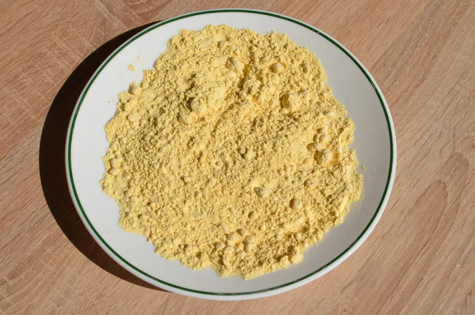 Plato con harina de garbanzo sobre una mesa de madera