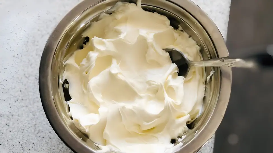 Mascarpone cremoso en un bol de metal con una cuchara