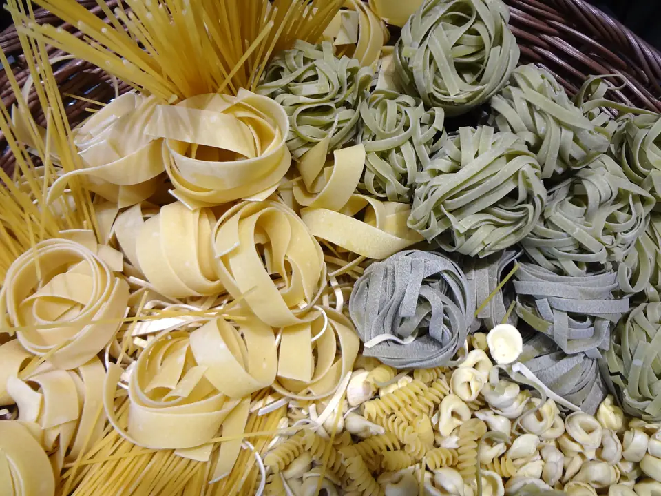 Pastas secas variadas: nidos de tallarines, fideos largos y cortos de varios colores