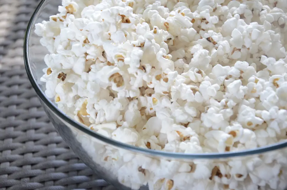 Bol de vidrio lleno de pochoclo blanco
