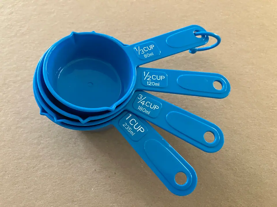 Juego de tazas medidoras de plástico azul, de un cuarto a una taza