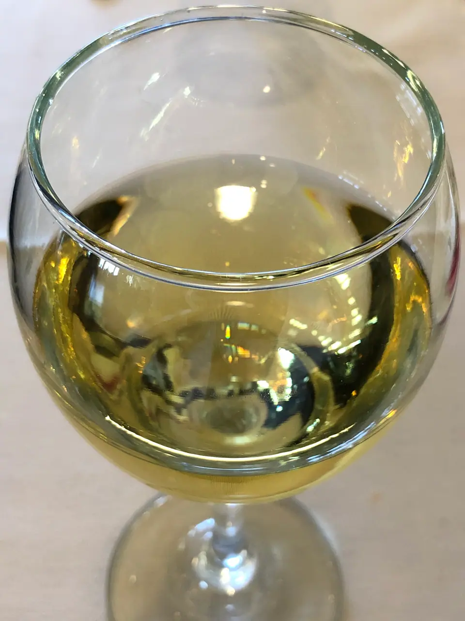 Copa de vino blanco vista de cerca